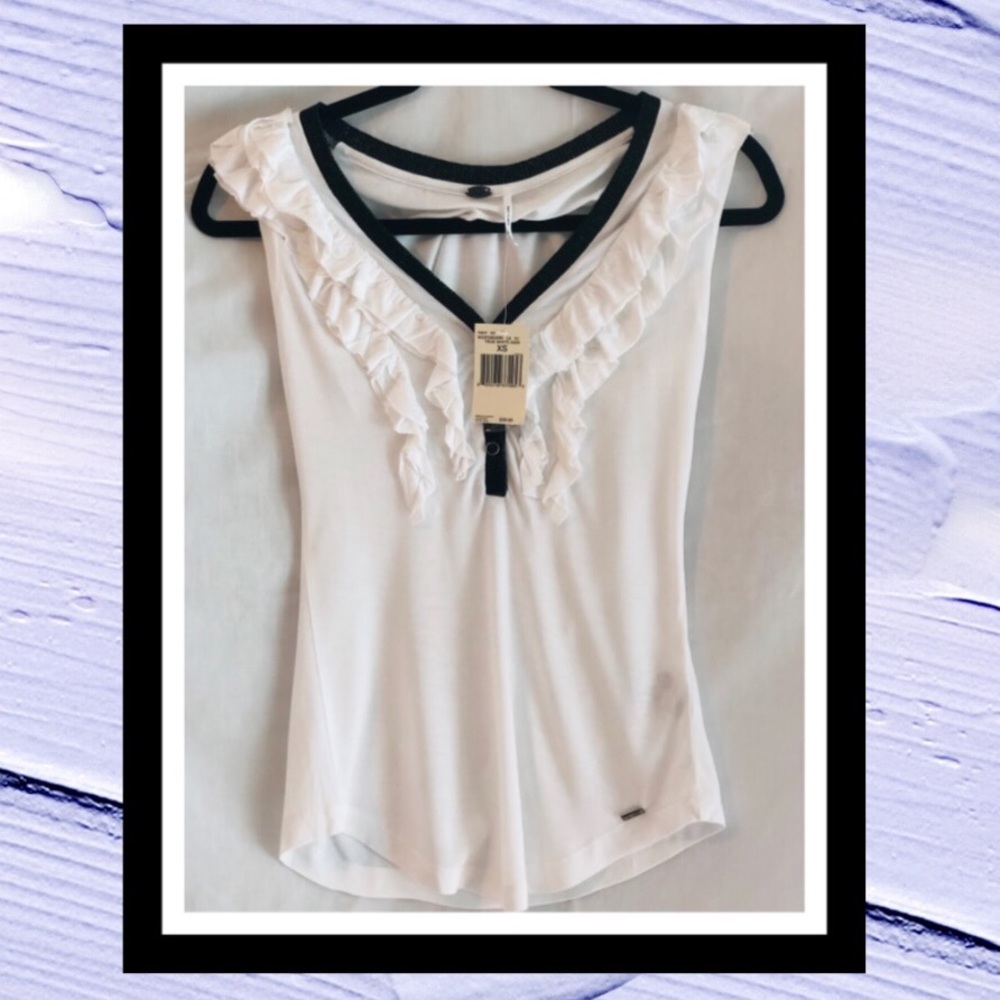 ❄️❄️Guess NWT Adorable Tee - Size XS